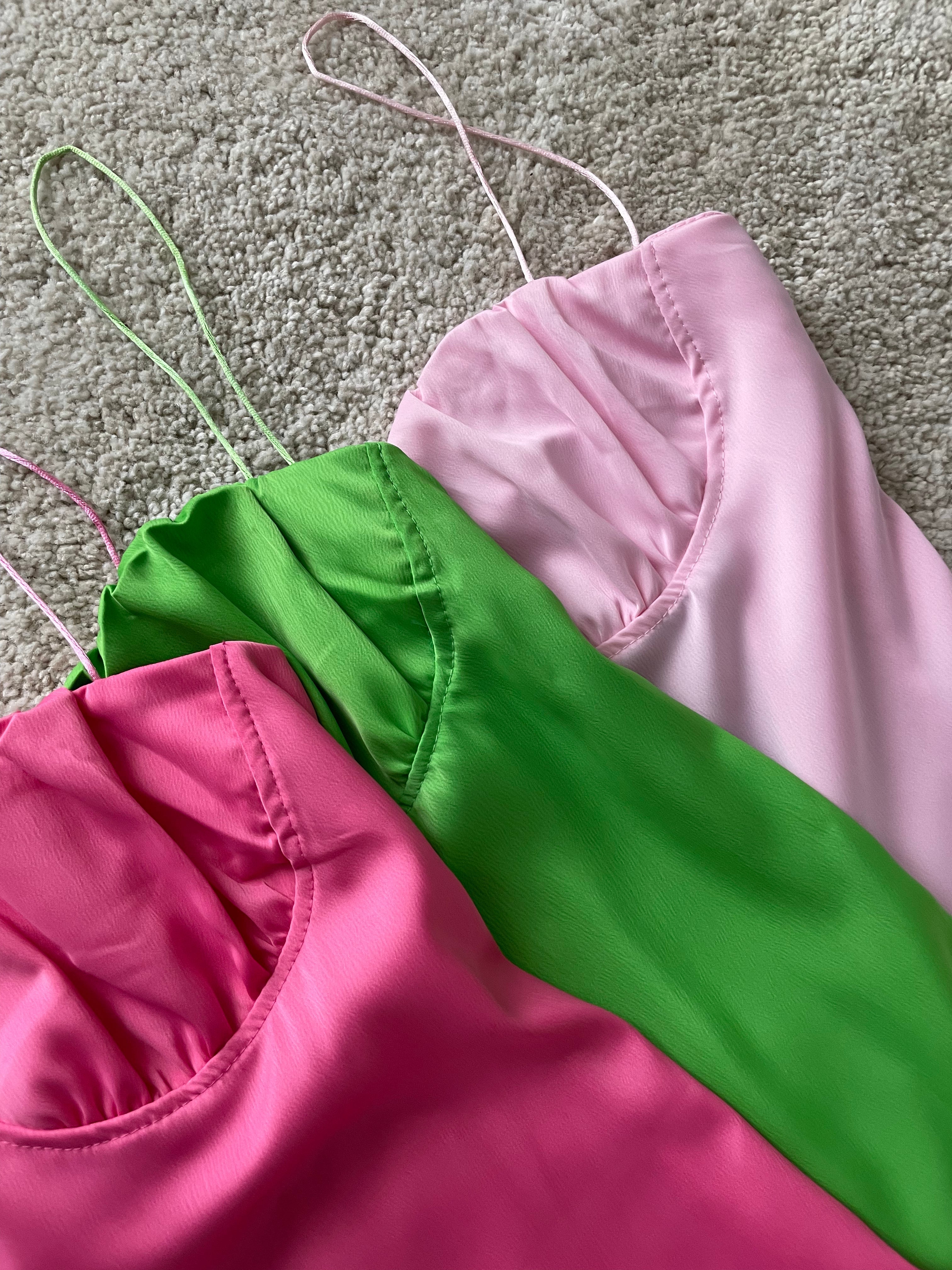 Robe satinée à bonnets froncés Ema